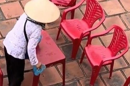 Xôn xao clip người bán nước mía gom nước thừa khách trước bán cho khách sau