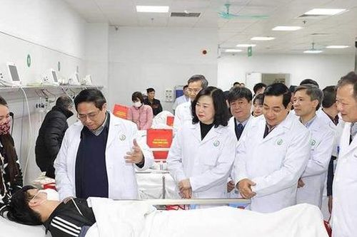 Thủ tướng biểu dương các bác sĩ, nhân viên y tế trực cấp cứu, điều trị người bệnh xuyên Tết