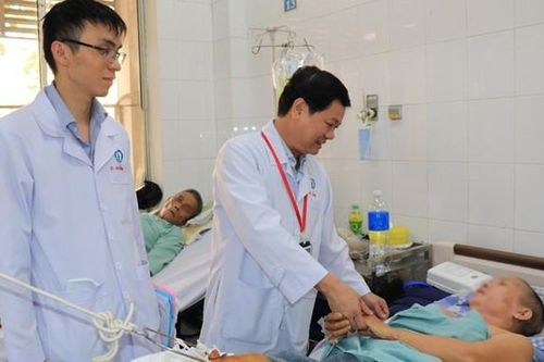 Kích hoạt báo động đỏ, cứu người đi bộ qua đường bị xe máy kéo lê 30m