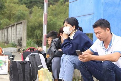 Sau Tết, người dân 'vật vã' đón xe trở lại thành phố