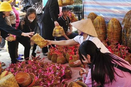 Dòng người ùn ùn đổ về phiên chợ mua may bán rủi