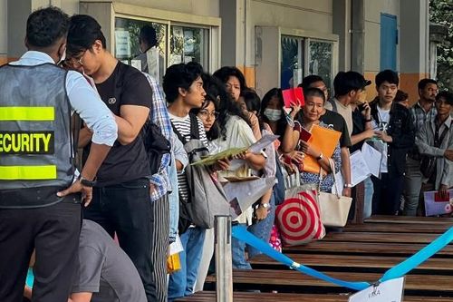 Nhiều người tìm cách rời Myanmar sau lệnh tổng động viên