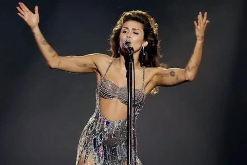 Đằng sau cánh tay gây ám ảnh mạng xã hội của Miley Cyrus