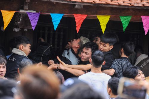 Trai tráng giành giật từng manh chiếu tại lễ hội Đúc Bụt