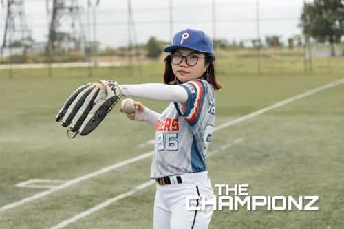 12 năm theo đuổi bóng chày của cô gái mê Doraemon