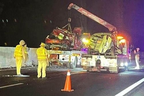 Tai nạn giao thông mới nhất 17/2/2024:Tai nạn liên hoàn, ôtô văng khỏi đường cao tốc