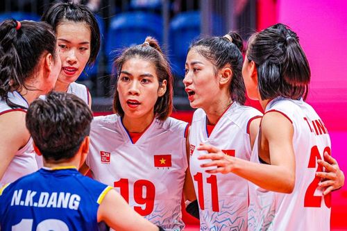 Tin nóng thể thao tối 17/2: Kiều Trinh đối đầu với Thanh Thúy, HLV Troussier thừa nhận sự thật đáng buồn