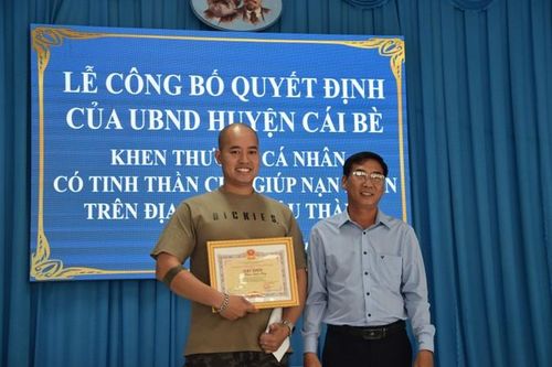 Khen thưởng người cứu giúp bé trai bị đối tượng ngáo đá ném xuống kênh