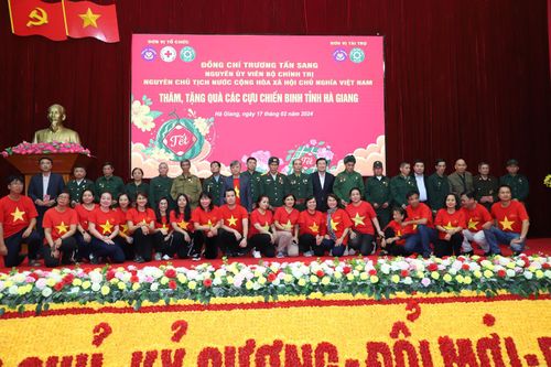 Nguyên Chủ tịch nước Trương Tấn Sang thăm, tặng quà các cựu chiến binh tại Hà Giang