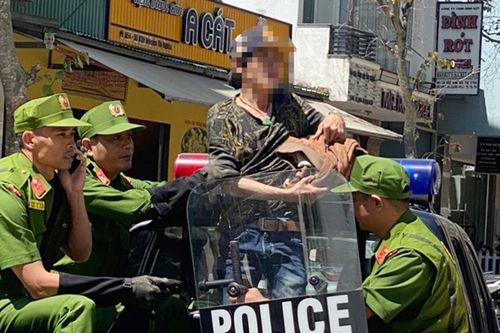 Trung tá Công an tước dao trên tay đối tượng 'ngáo đá' đòi tự sát