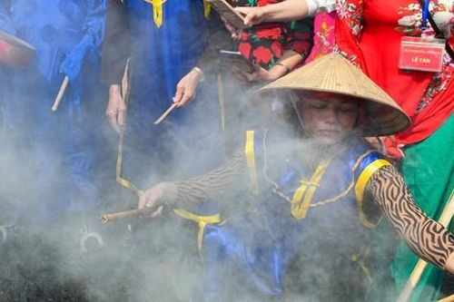 Người trẻ tự hào tham gia Hội thi kéo lửa, thổi cơm làng Thị Cấm (Hà Nội)