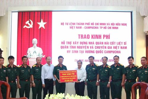 Trao kinh phí xây dựng Nhà lưu giữ hài cốt quân tình nguyện Việt Nam hy sinh tại Campuchia