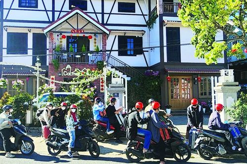 Hết tết, nhiều nơi vẫn hút du khách