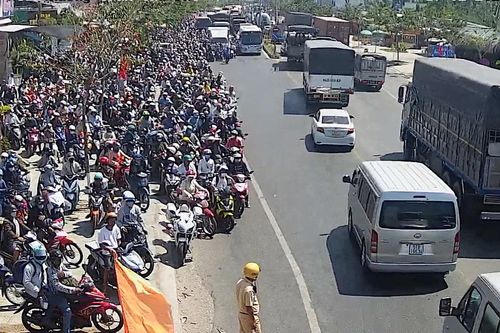 Hàng ngàn phương tiện từ miền Tây chen chúc đổ về hướng TPHCM