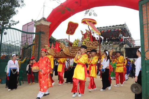 Hàng nghìn người tham gia Lễ hội Khai Hạ xứ Mường