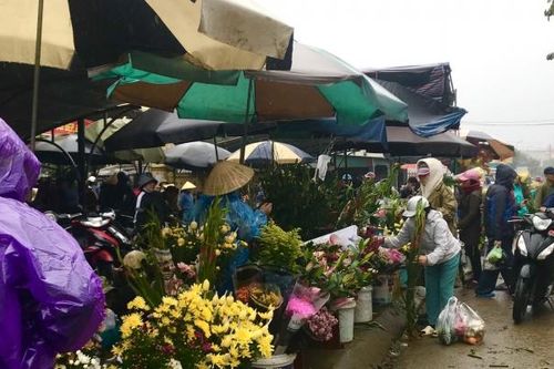 Rau xanh tăng giá vùn vụt, hoa tươi giảm giá vẫn ế khách