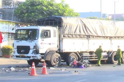 Xe máy va chạm xe tải, 2 người tử vong