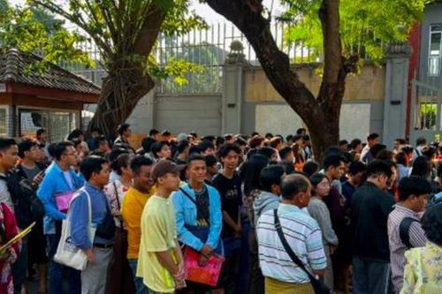 Hàng ngàn người tìm cơ hội rời khỏi Myanmar sau khi chính quyền quân sự áp luật mới