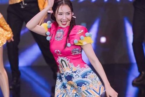 Hồng Diễm diện váy ngắn, nhảy 'See tình'