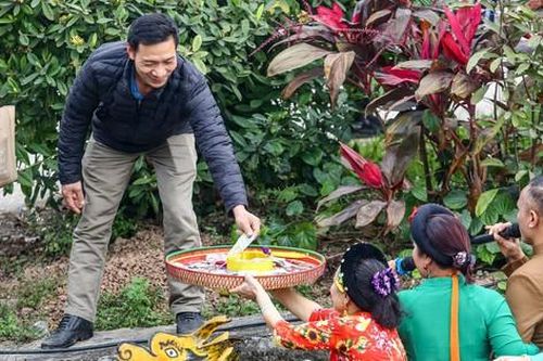'Ngả nón xin tiền' tại lễ hội ở chùa cổ 2.000 năm tuổi