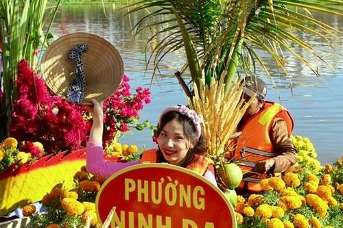 Hội đua thuyền trên sông Dinh