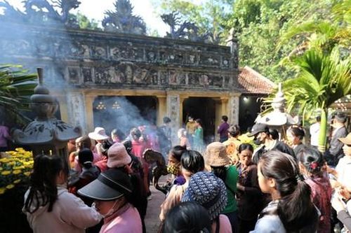 Hàng vạn du khách đến ngôi đền thiêng nơi cửa biển Hà Tĩnh dịp đầu năm