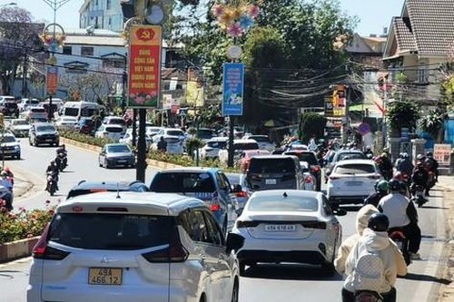 Xe cộ nối đuôi nhau rời Đà Lạt sau kỳ nghỉ Tết kéo dài