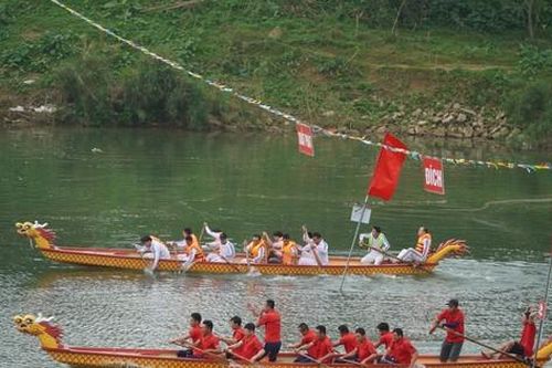 Sôi động cuộc đua thuyền rồng trên sông Ngàn Phố