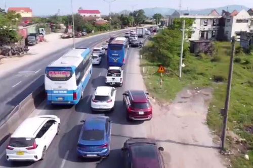 Tái diễn cảnh ùn tắc cục bộ tại cầu Gianh