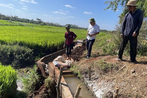Kênh thủy lợi vỡ, người dân tự bỏ tiền túi khắc phục