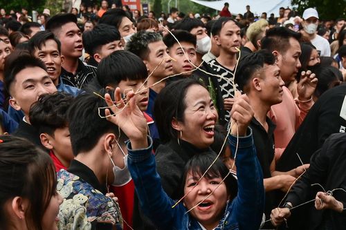 Tranh giành manh chiếu cầu sinh con trai ở lễ hội đầu năm