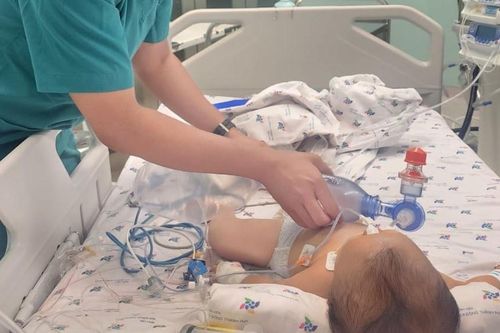 Ho sặc khi đang chơi đùa, bé trai phải cấp cứu qua 3 bệnh viện