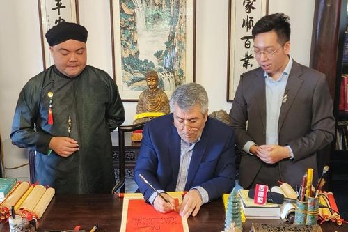 Đại sứ Iran tại Việt Nam trổ tài viết thư pháp đầu xuân