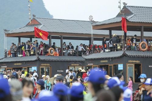 Vạn du khách đổ về chùa Tam Chúc, chen chân cả tiếng chờ lên thuyền du xuân