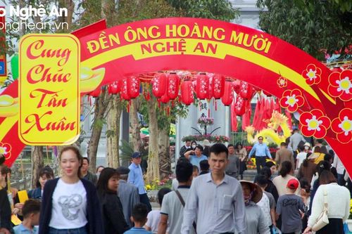 Hàng vạn người chiêm bái đền Ông Hoàng Mười những ngày đầu năm