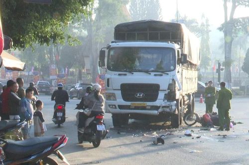 Xe máy lấn làn, va chạm với xe tải khiến hai người tử vong