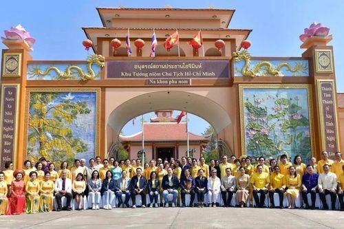 Thủ tướng Thái Lan thăm Khu Tưởng niệm Chủ tịch Hồ Chí Minh ở Nakhon Phanom