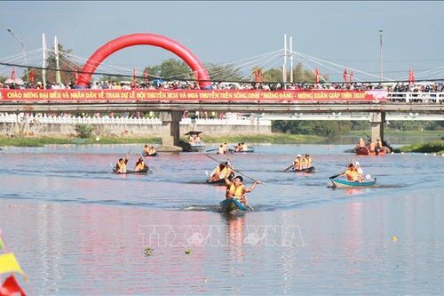 Sôi động, người dân cổ vũ đua ghe