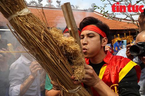 Hấp dẫn hội thi kéo lửa thổi cơm thi làng Thị Cấm