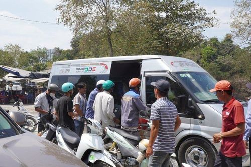 Bình Dương: Bát nháo xe ôm chèo kéo khách dưới chân chùa Châu Thới