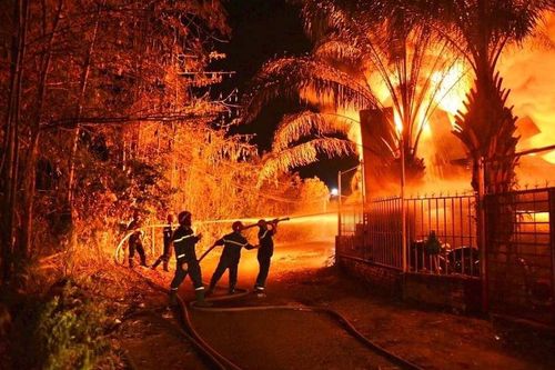 Đồng Nai: Nỗ lực dập tắt đám cháy kho chứa đồ nhựa ở Tp.Long Khánh