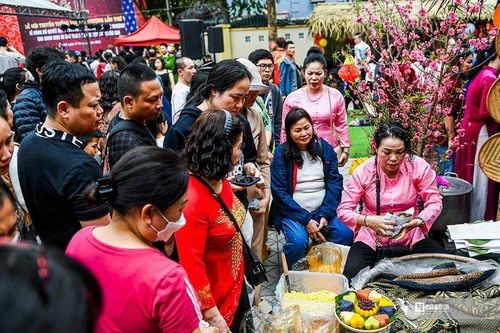 Người dân xếp hàng thử đặc sản bậc nhất Hà Nội