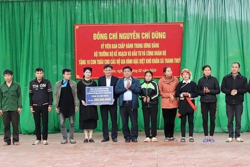Đoàn công tác Bộ Kế hoạch và Đầu tư tặng quà gia đình chính sách tại Vị Xuyên, Hà Giang