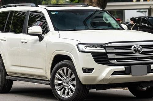 Toyota Land Cruiser LC300 thiếu chìa khóa giao cho khách hàng