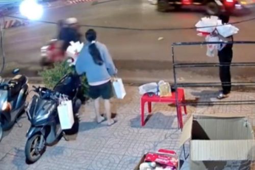 Chở bạn gái đến tiệm hoa nhân dịp Valentine, thanh niên có hành động khiến tất cả ngỡ ngàng