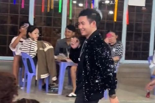 Chạy show hội chợ, nam ca sĩ Việt nổi tiếng một thời nhận thái độ lạ từ khán giả