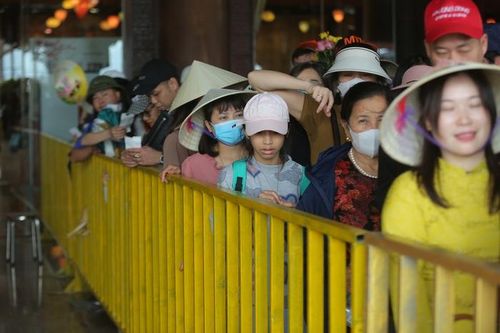 Xếp hàng dài, chờ hơn nửa tiếng để được lên thuyền đi lễ chùa đầu năm
