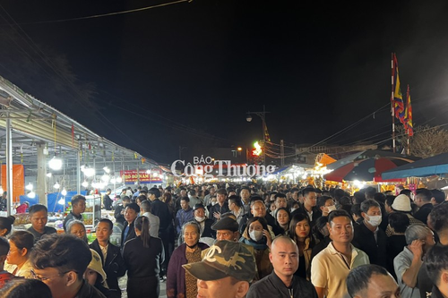 Nam Định: Biển người đổ về chợ Viềng và Phủ Dầy trong đêm