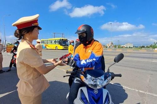 Bình Định: CSGT 'đội nắng' đồng hành cùng người dân trở lại làm việc sau Tết Nguyên đán