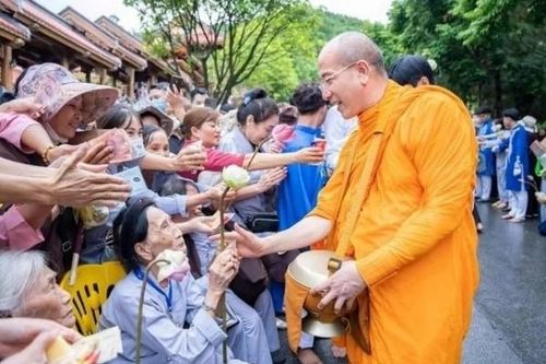 Dịp Tết, chùa Ba Vàng quản lý, thu gom tiền công đức ra sao?
